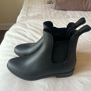 Black short Chelsea boot. Rain boots. Matte black, size 9